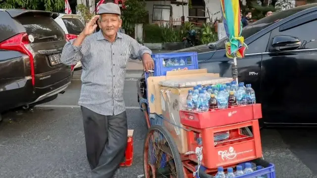 PKL di sekitar Grahadi Surabaya hormat saat upacara 17 Agustus 2023. (Istimewa)
