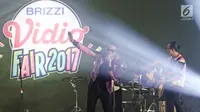 Penampilan Grup band Nidji dalam acara BRIZZI Vidio Fair 2017 di The Space Senayan City, Jakarta Pusat, Sabtu (9/12). Aksi panggung Nidji tersebut menjadi rangkaian akhir tahun terakhir Giring Nidji. (Liputan6.com/Herman Zakharia)
