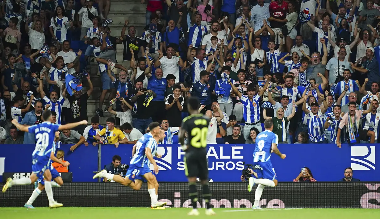 Fans Espanyol merayakan setelah Joselu dari Espanyol mencetak gol ke gawang Real Madrid selama pertandingan lanjutan La Liga Spanyol di stadion Camp Nou di Barcelona, Spanyol, Senin (29/8/2022). Madrid menang atas Espanyol 3-1. (AP Photo/Joan Mateu Parra)