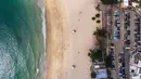 Foto udara memperlihatkan pantai tertutup di Shek O, Hong Kong, Kamis (17/3/2022). Pemerintah Hong Kong mengatakan akan menutup pantai umum untuk mengekang penyebaran virus corona COVID-19. (DALE DE LA REY/AFP)