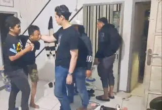 Polisi meringkus pelaku penipuan dengan modus berpura-pura sebagai kurir pengantar paket COD yang beraksi di sejumlah wilayah Sulawesi Selatan. (Liputan6.com/Fauzan)