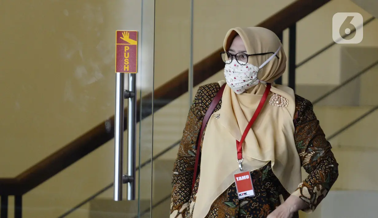 Kepala Badan Pemberdayaan Perempuan dan Keluarga Berencana (BP2KB) Kabupaten Bogor Siti Nurianty usai menjalani pemeriksaan di Gedung KPK, Jakarta, Senin (11/5/2020). Siti diperiksa sebagai saksi untuk tersangka mantan Bupati Bogor Rachmat Yasin terkait dugaan korupsi SKPD. (merdeka.com/Dwi Narwoko)