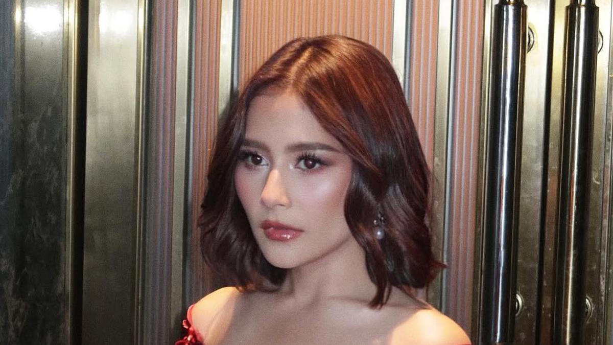 Pesona Lady in Red Prilly Latuconsina dalam Balutan Dress Merah Metalik, Futuristik dan Elegan