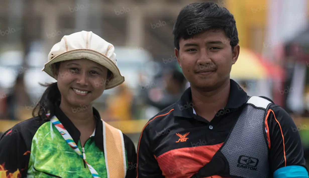 Dua atlet Olimpiade milik Jawa Timur, Ika Yuliana dan Riau Ega Agatha, berhasil meriah emas PON XIX cabang panahan nomor recurve putra dan putri di Lapangan Panahan Si Jalak Harupat, Bandung, Rabu (21/9/2016). (Bola.com/Vitalis Yogi Trisna)