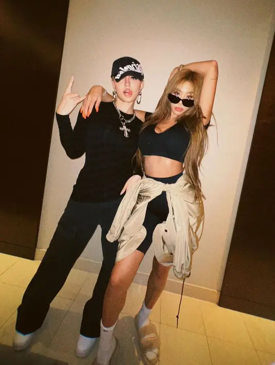 <p>Agnez memamerkan beberapa momen kebersamaannya dengan Jessi. Keduanya terlihat kompak mengenakan atasan hitam. (Instagram/agnezmo)</p>