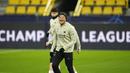 Pemain Paris Saint-Germain (PSG), Kylian Mbappe, tampak ceria saat mengikuti sesi latihan jelang laga menghadapi Borussia Dortmund pada matchday 6 Grup F Liga Champions 2023/2024 di Stadion Signal Iduna Park, Rabu (13/12/2023). (AP Photo/Martin Meissner)