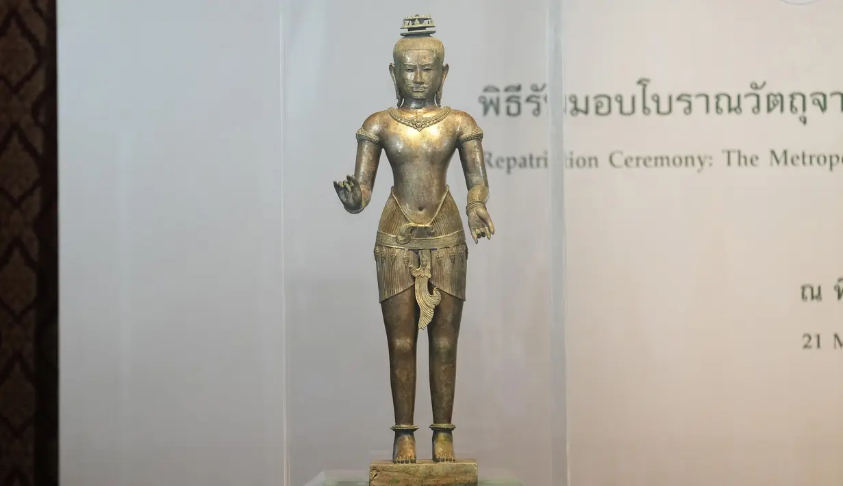 Benda-benda tersebut - patung perunggu tinggi yang disebut Siwa Berdiri atau Anak Emas dan patung yang lebih kecil yang disebut Wanita Berlutut - diperkirakan berusia sekitar 1.000 tahun. (AP Photo/Sakchai Lalit)