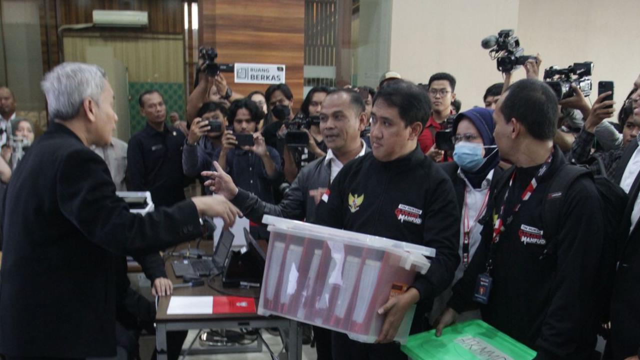 Tim hukum dari Tim Pemenangan Nasional (TPN) Ganjar Pranowo-Mahfud Md resmi mendaftarkan gugatan permohonan perkara Perselisihan Hasil Pemilihan Umum (PHPU) 2024.&nbsp;TPN tiba di Mahkamah Konstitusi (MK) pada Sabtu (23/3/2024) sekitar pukul 16.50 WIB. Me