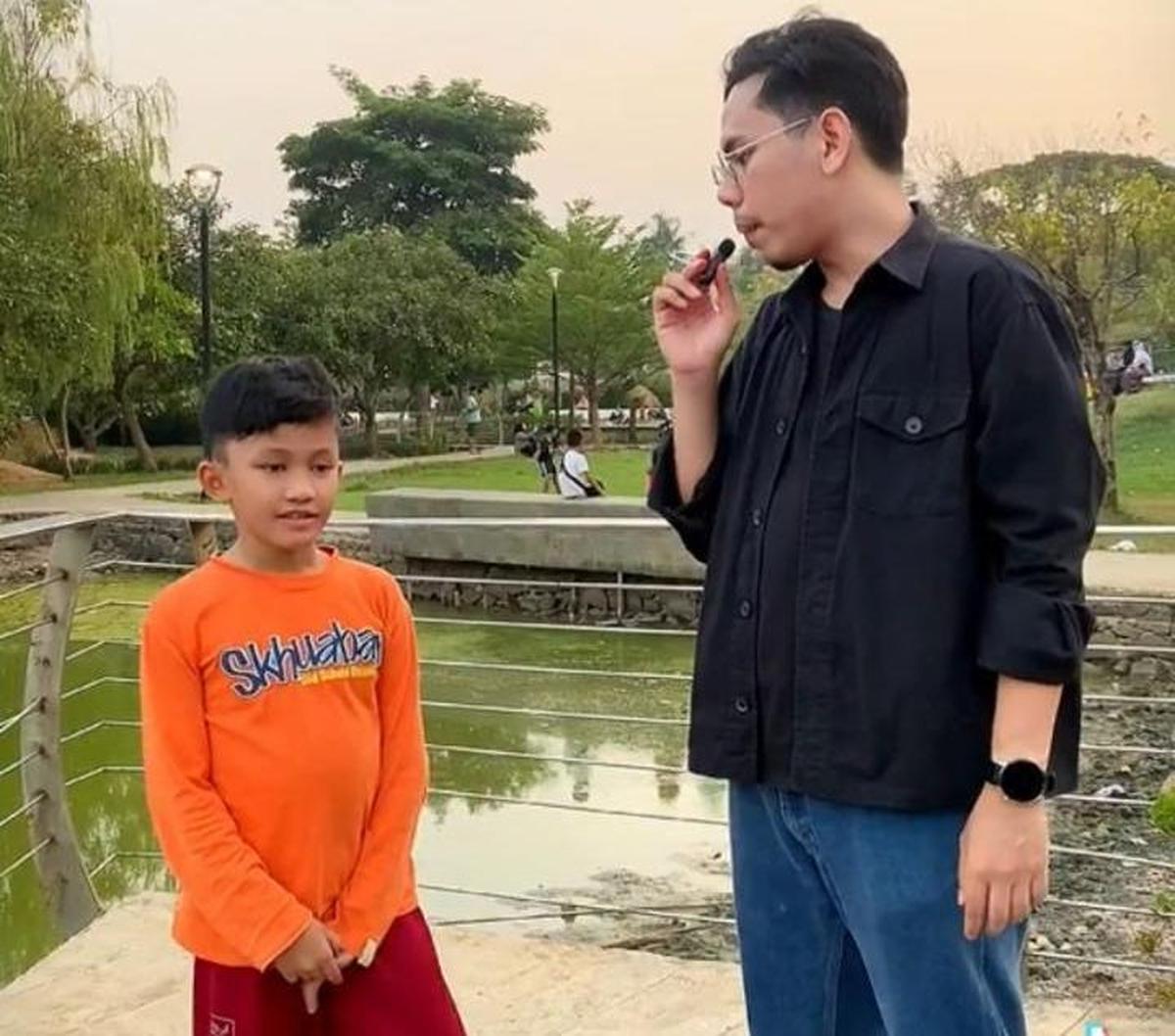 Di awal, seorang pria bertanya "Apa hal yang paling bisa kamu banggakan dalam hidup kamu?" pada seorang anak kecil. Anak ini pun dengan percaya diri menjawab "Aku hafal Al-Qur'an,".