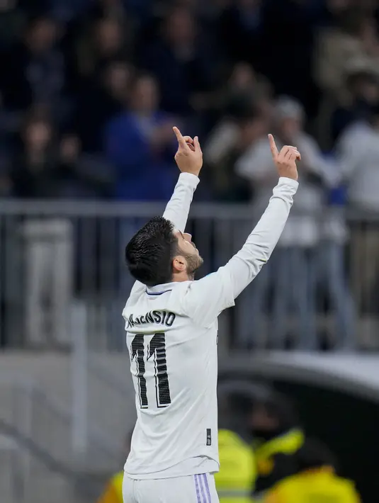 Penyerang Real Madrid, Marco Asensio berselebrasi seteleh mencetak gol ke gawang Elche selama pertandingan lanjutan La Liga Spanyol di stadion Santiago Bernabeu di Madrid, Spanyol, Kamis (16/2/2023). BMadrid menang telak atas Elche dengan skor 4-0. (AP Photo/Manu Fernandez)