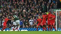 Gelandang Plymouth Argyle, Graham Carey, melepaskan tendangan bebas saat menghadapi Liverpool pada pertandingan putaran ketiga Piala FA, di Anfield, Minggu (8/1/2017). (AFP/Paul Ellis). 