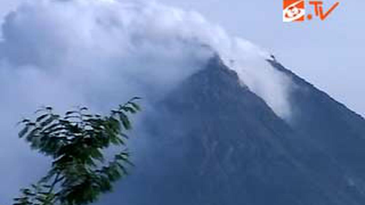Status Awas, Titik Api Merapi Belum Terlihat - News Liputan6.com