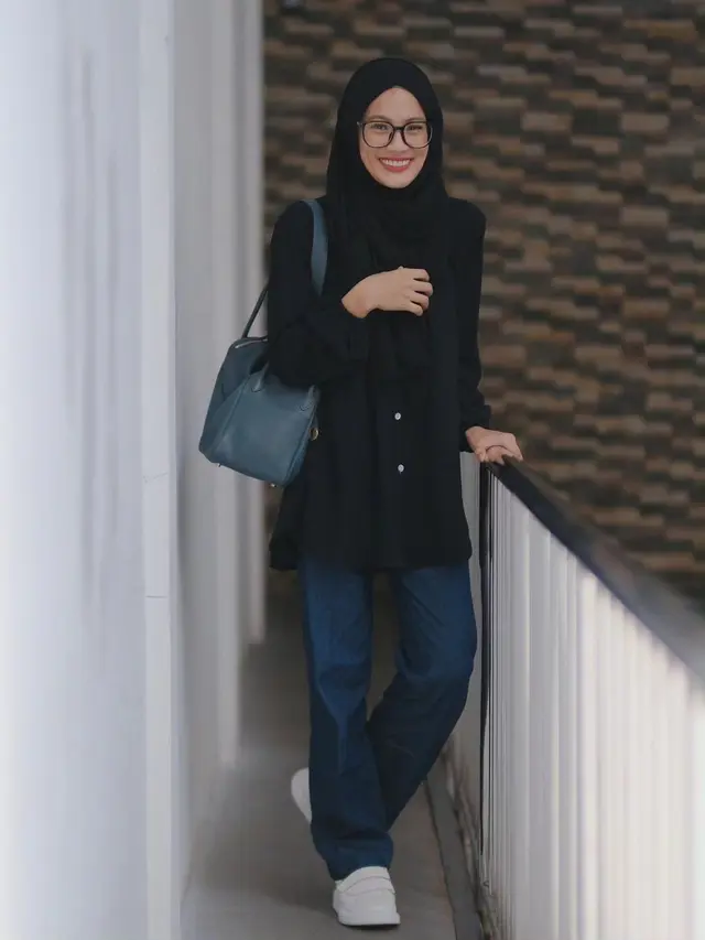 6 Gaya Berhijab Alyssa Soebandono yang Simple nan Apik