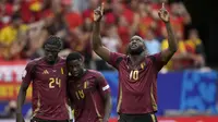 Selebrasi striker Timnas Belgia, Romelu Lukaku setelah mencetak gol ke gawang Timnas Slovakia yang akhirnya dianulir wasit akibat lebih dahulu terperangkap offside setelah memeriksa rekaman VAR pada laga Grup E Euro 2024 di Waldstadion, Frankfurt, Jerman, Senin (17/6/2024). (AP Photo/Michael Probst)