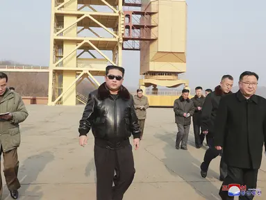 Pemimpin Korea Utara Kim Jong Un mengunjungi Tempat Peluncuran Satelit Sohae di Tongchang-ri, Korea Utara (11/3/2022).  Kim Jong Un memerintahkan para pejabatnya untuk memperluas fasilitas peluncuran satelit untuk menembak. (AP Photo/Lee Jin-man)