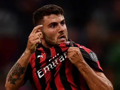 Pemain depan AC Milan, Patrick Cutrone melakukan selebrasi usai mencetak gol ke gawang AS Roma dalam Serie A Italia di Stadion San Siro, Milan, Jumat (31/8). Patrick Cutrone mencetak gol di menit terakhir masa injury time. (MARCO BERTORELLO/AFP)