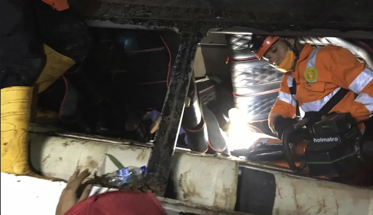 Tim penyelamat mengevakuasi korban kecelakaan bus yang jatuh ke jurang di Kecamatan Wado, di Sumedang, Jawa Barat (10/3/2021). Peristiwa kecelakaan maut terjadi sekitar pukul 18.30 WIB di Jalan Wado-Malangbong. (BASARNAS via AP)