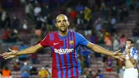 Penyerang Barcelona, Martin Braithwaite berselebrasi usai mencetak gol ke gawang Real Sociedad pada pertandingan La Liga Spanyol di stadion Camp Nou di Barcelona, Spanyol, Senin (16/8/2021). Braithwaite mencetak dua gol dan mengantar Barcelona menang atas Sociedad 4-2.  (AP Photo/Joan Monfort)