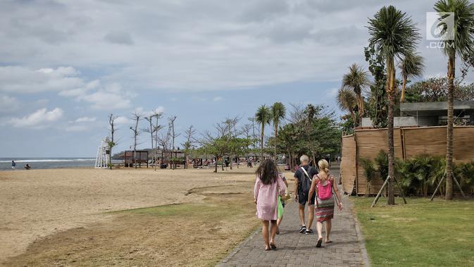 Wisatawan asing berjalan di sekitar Pantai Nusa Dua, Bali setelah gempa bumi, Senin (6/8). Aktivitas pantai Nusa Dua Bali masih ramai wisatawan asing setelah adanya gempa 7 pada skala richter yang berpusat di Lombok NTB. (Liputan6.com/Faizal Fanani)