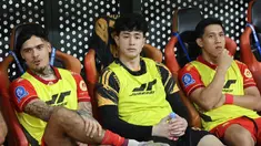 Kiper Persija Jakarta, Cyrus Margono, berada di bench pemain saat laga melawan Dewa United pada pertandingan tunda pekan ke-25 BRI Super League 2025/2026 di Jakarta International Stadium (JIS), Minggu (15/03/2026). (Bola.com/M Iqbal Ichsan)