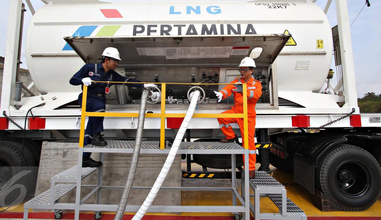 Direktur Teknik dan Komersial Pertagas Niaga Eko Agus Sardjono (kiri) bersama Direktur Operasi Badak NGL Yhenda Permana melihat proses pengisian LNG dari Plant 26 di area kilang LNG Badak, Kalimantan Timur, Rabu (28/10). (Liputan6.com/Immanuel Antonius)