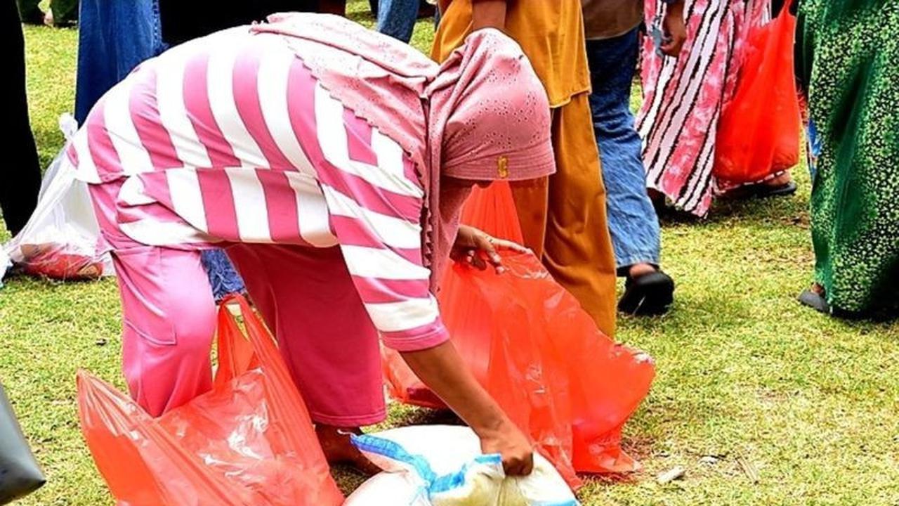 Harga Beras Cuma Rp25 Ribu per 5 Kg! Ratusan Warga Antusias Serbu Pasar Murah Bersubsidi Gorontalo