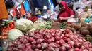 Aktifitas jual beli di Pasar Kebayoran Lama, Jakarta, Kamis (24/9/2015). Perayaan Idul Adha membuat sejumlah harga sayur mengalami kenaikan. (Liputan6.com/Angga Yuniar)
