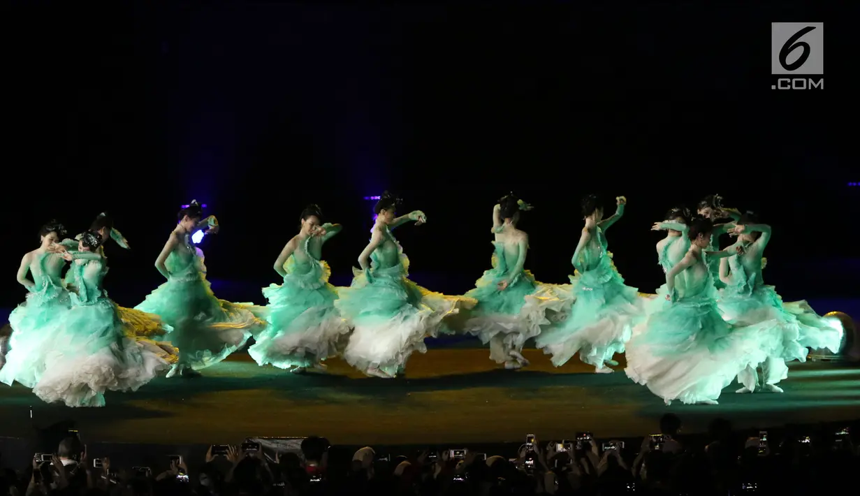 Sejumlah penari tampil dalam Upacara Penutupan Asian Games 2018 di Stadion Utama Gelora Bung Karno, Jakarta, Minggu (2/9). Tarian terlihat seperti refleksi keindahan alam Kota Hangzhou sebagai tuan rumah Asian Games 2022 (Liputan6.com/Helmi Fithriansyah)