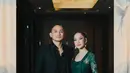 Di pernikahan Nino RAN, Bunga Citra Lestari tampil bak ningrat dengan kebaya kutubaru hijau emerald. Dipadukan dengan batik cokelat gelap dan selendang bahu marun [@itsmebcl]