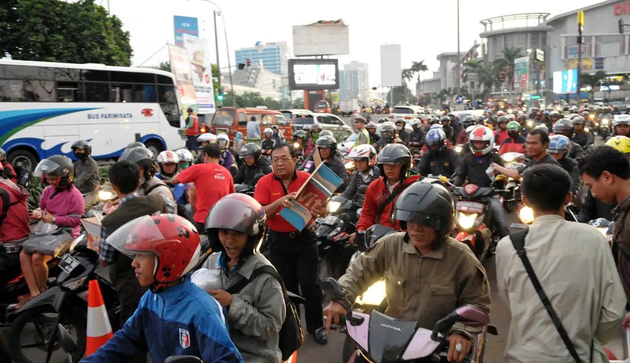 Keramaian arus mudik pesepeda motor sudah terlihat memadati Jalan Kalimalang, Kamis (24/7/14). (Liputan6.com/Panji Diksana)