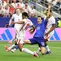 Gelandang Inggris, Jude Bellingham, mendapat kawalan ketat dari penyerang Kroasia, Petar Musa, dalam pertandingan Grup L Piala Dunia 2026 antara Inggris melawan Kroasia di Dallas Stadium, Arlington, Texas, pada 17 Juni 2026. (MICHAEL STEELE / GETTY IMAGES NORTH AMERICA / Getty Images via AFP)