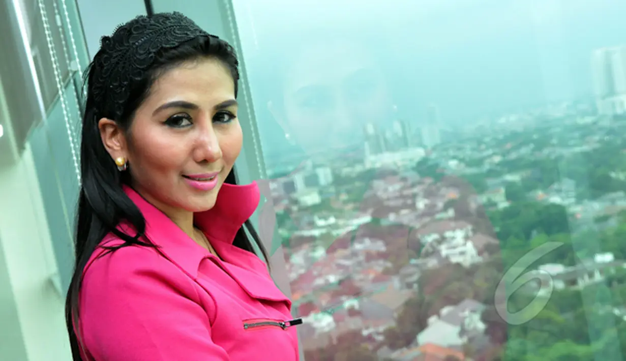 Penyanyi Ratna Dilla saat berkunjung ke redaksi Liputan6.com, SCTV Tower, Jakarta, Senin (23/2/2015). (Liputan6.com/Panji Diksana)