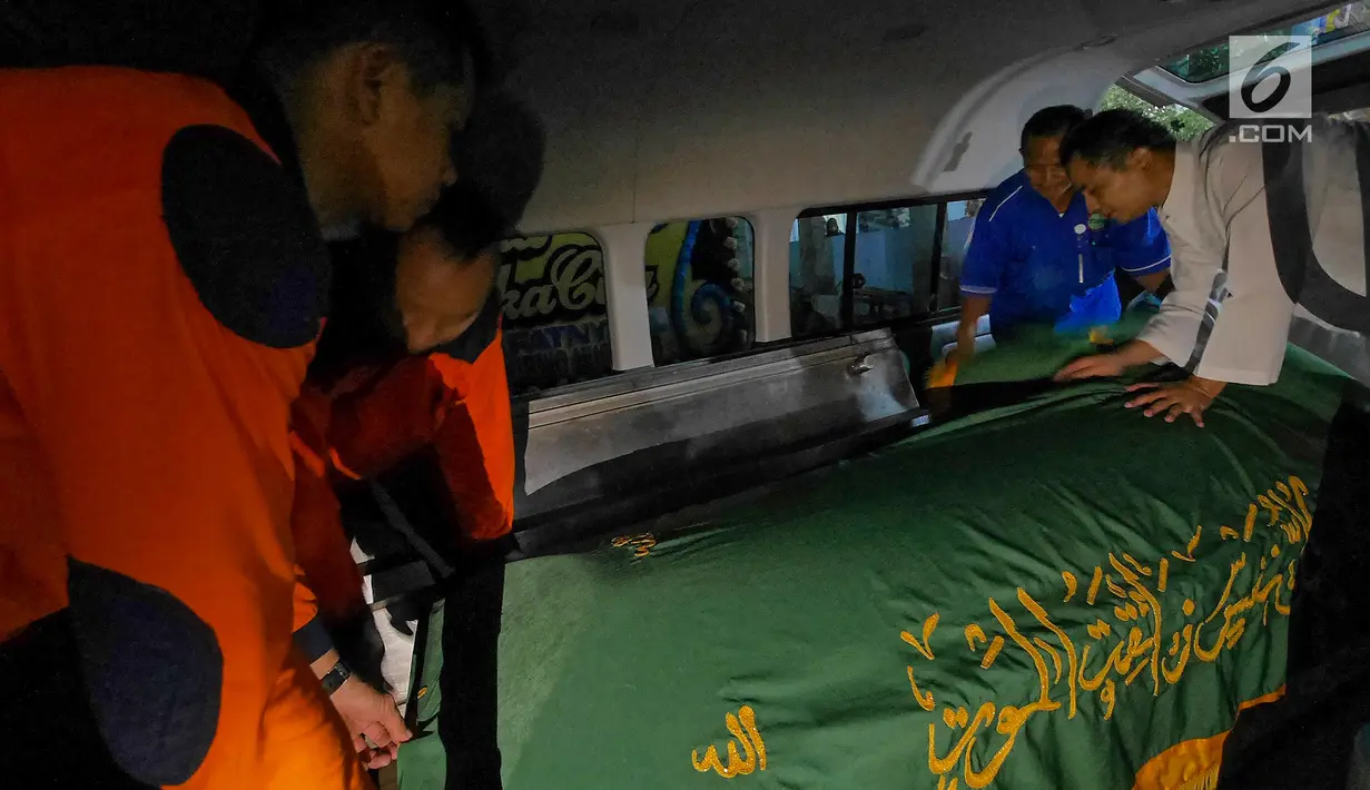 Jenazah Kapus Data Informasi dan Humas BNPB Sutopo Purwo Nugroho diberangkatkan ke Bandara Soekarno-Hatta usai disemayamkan di rumah duka Raffles Hils, Cimanggis, Depok, Senin (7/7/2019). Sutopo diterbangkan ke Bandara Adi Soemarmo dan dikebumikan di Boyolali. (Liputan6.com/Herman Zakharia)