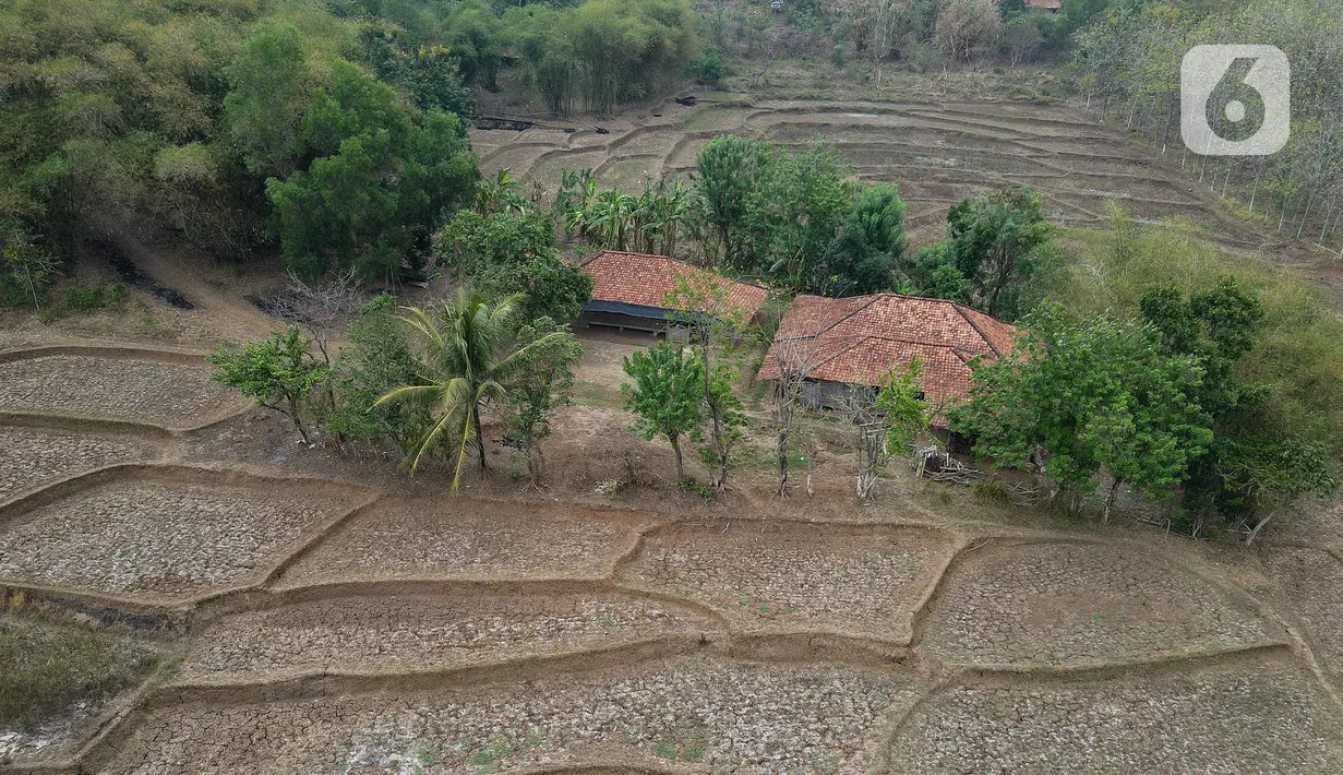 Salah satu warga, Ibu Dadah (56), mengatakan untuk mendapatkan air bersih dirinya harus antre dan berebut dengan warga lainnya. (Liputan6.com/Herman Zakharia)