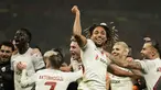 Para pemain Galatasaray melakukan selebrasi usai memenangi laga matchday 2 Grup A Liga Champions 2023/2024 saat menjamu Manchester United (MU) yang dihelat di Old Trafford, Rabu (4/10/2023) dini hari WIB. (AP Photo/Dave Thompson)