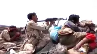 Pasukan Yaman terlibat poertempuran dengan militan Houthi. Sementara itu, seorang pawang gajah di India nyaris diseruduk badak liar.