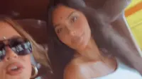 Kim dan Khloe Kardahsian naik bajaj jelang hadiri pernikahan anak orang terkaya di Asia Anant Ambani dan Radhika Merchant. (dok. tangkapan layar video Instagram Story @khloekardashian)