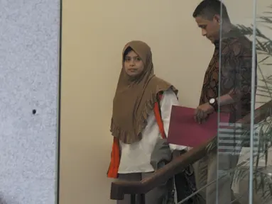 Anggota Komisi A DPRD Kabupaten Kebumen Dian Lestari Pertiwi Subekti (DL) menuruni tangga usai menandatangani perpanjangan penahanan 30 hari kedepan di gedung KPK, Jakarta, Jumat (11/5). (Merdeka.com/Dwi Narwoko)