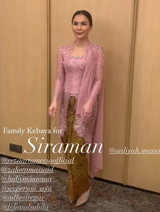 Isya Jeeperson tampil mengenakan kebaya pink yang sama, dipadu padankan dengan kain batik cokelat kekuningan yang menjadi seragam keluarga. [Foto: Instagram/zahwamassaid]
