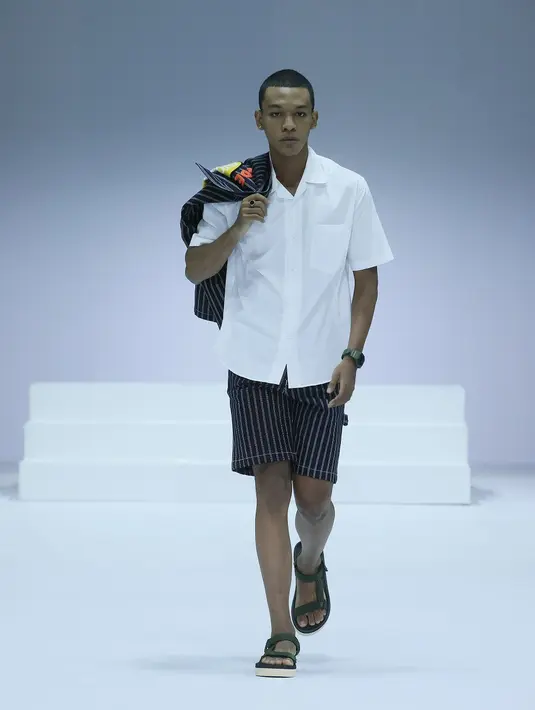 Masih dengan koleksi Reclays, kali ini berupa shirt dan short pants bernuansa monokrom. Ditambah dengan sandal dari TVF yang membuat look makin keren. (JFW).