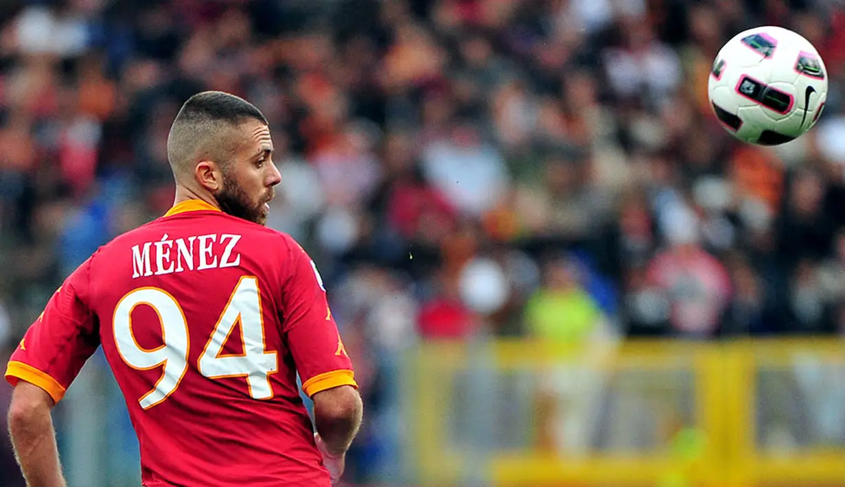 6. Jeremy Menez, gelandang ini diboyong oleh Ranieri dari Monaco ke AS Roma. Talentanya berkembang bersama Giallorossi dan saat itu membuat klub kaya PSG tertarik mendatangkannya, kini pria Prancis itu bermain untuk AC Milan. (AFP/Alberto Pizzoli)