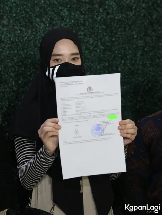 "Hari ini aku ingin membacakan surat laporan polisi dengan terlapor Virgoun dan saudari TAA," kata Inara didampingi kuasa hukumnya.seperti dilansir dari Kapanlagi. [Foto: Budy Santoso/KapanLagi.com]