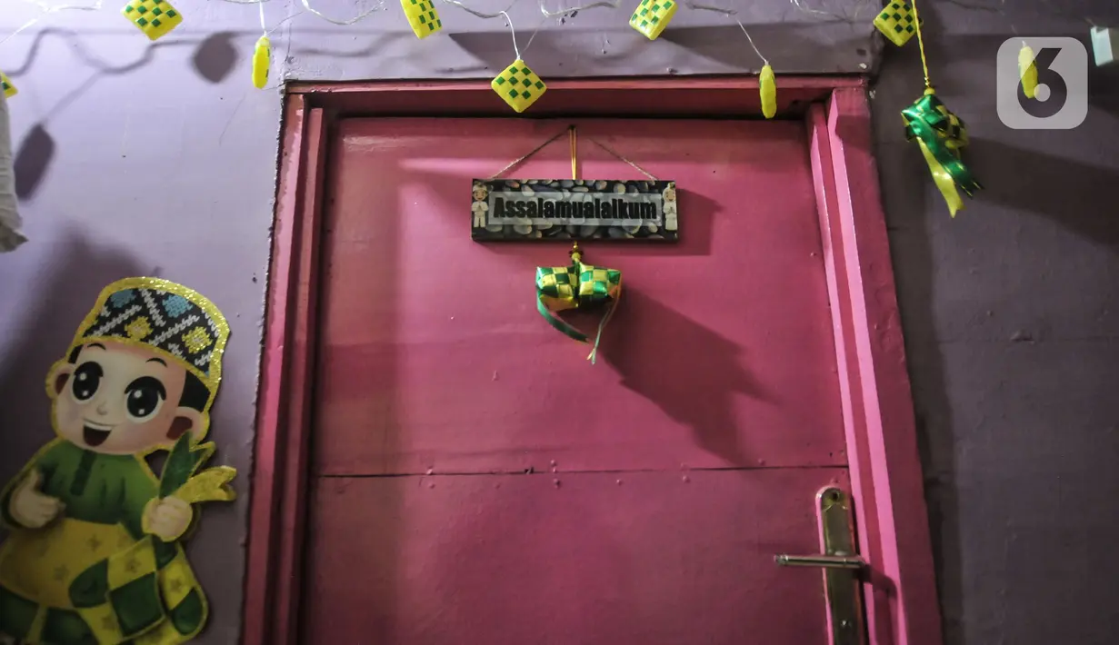 Hiasan bertema Ramadhan di pintu salah satu rumah di ‘Kampung Ramadhan' di Jalan Martapura, Kelurahan Kebon Melati, Kecamatan Tanah Abang, Jakarta, Rabu (28/4/2021). (merdeka.com/Iqbal S. Nugroho)