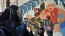Anak-anak berpose di depan mural Wajah Baru Jakarta di terowongan Jalan Kendal, Jakarta, Kamis (20/6/2019).  Mural tersebut dibuat dalam rangka menyambut HUT ke-492 DKI Jakarta sekaligus mempercantik lingkungan. (merdeka.com/Iqbal S. Nugroho)
