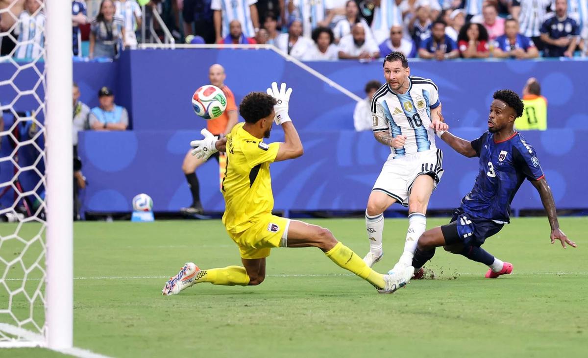 FOTO: Messi Bawa Argentina Melaju ke 16 Besar