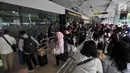 Antrean calon penumpang di pintu keberangkatan Bandara Halim Perdanakusuma, Jakarta, Senin (11/6). Memasuki H-4 Lebaran, ratusan pemudik mulai memadati Bandara Halim Perdanakusuma. (Liputan6.com/Iqbal S. Nugroho)