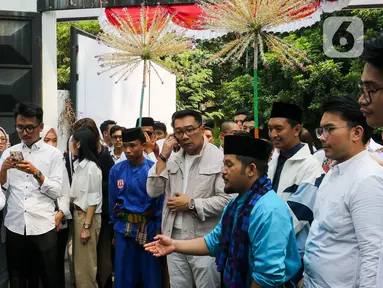 Calon Gubernur Jakarta Ridwan Kamil (RK) disambut dengan palang pintu saat menyambangi markas Tim Kampanye Nasional (TKN) Fanta HQ Prabowo-Gibran di Jalan Surabaya, Menteng, Jakarta Pusat, Senin (2/9/2024). (Liputan6.com/Herman Zakharia)