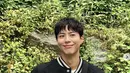 Park Bogum juga tampil mengenakan varsity jacket dengan nuansa hitam putih. Terdapat inisial C yang menandakan Celine. Ia juga memadukan tas dari Celine. [Foto: Instagram/BogumPark]