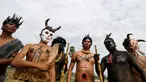 Sejumlah warga saat mengambil bagian dalam acara perayaan Festival "Lok Ta Pring Ka-Ek" yang merupakan bagian dari festival keagamaan tahunan di pinggiran Phnom Penh, Kamboja, (9/6/2016). (REUTERS/Samrang Pring)