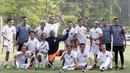 Pemain Timnas Amputasi Indonesia foto bersama dengan Greg Nwokolo usai melakukan latihan di Sports Club Serena Mansion, Jakarta, Selasa (28/6/2022). Latihan tersebut merupakan persiapan jelang berlaga di Piala Dunia Sepakbola Amputasi atau World Amputee Football Federation (WAFF) World Cup 2022 di Turki pada Oktober 2022. (Bola.com/M Iqbal Ichsan)